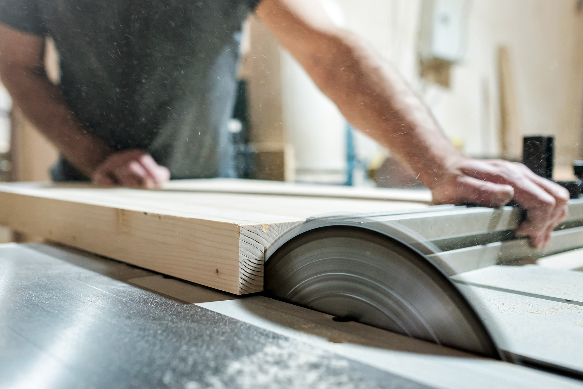 schrijnwerker bezig met cirkelzaag